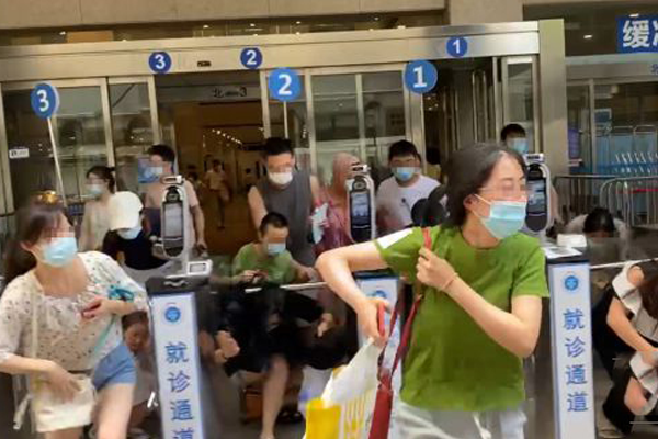 上海瑞金醫院出現持刀傷人，智能閘機為何不要遙控開門助人逃生？