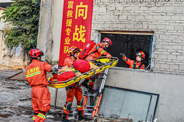 因嫌救援消防吵，男子竟高空拋物企圖阻止！